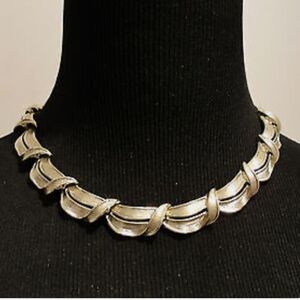 Vintage Lisner choker necklace scallop design 13"-16.25" tailored style